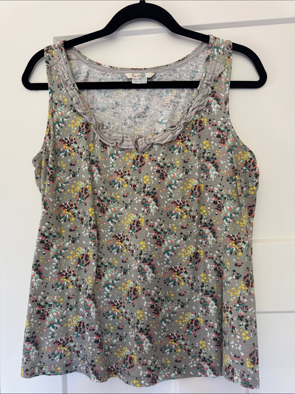 Boden Sleeveless Gray Floral Ruffle-Trim Tank Top